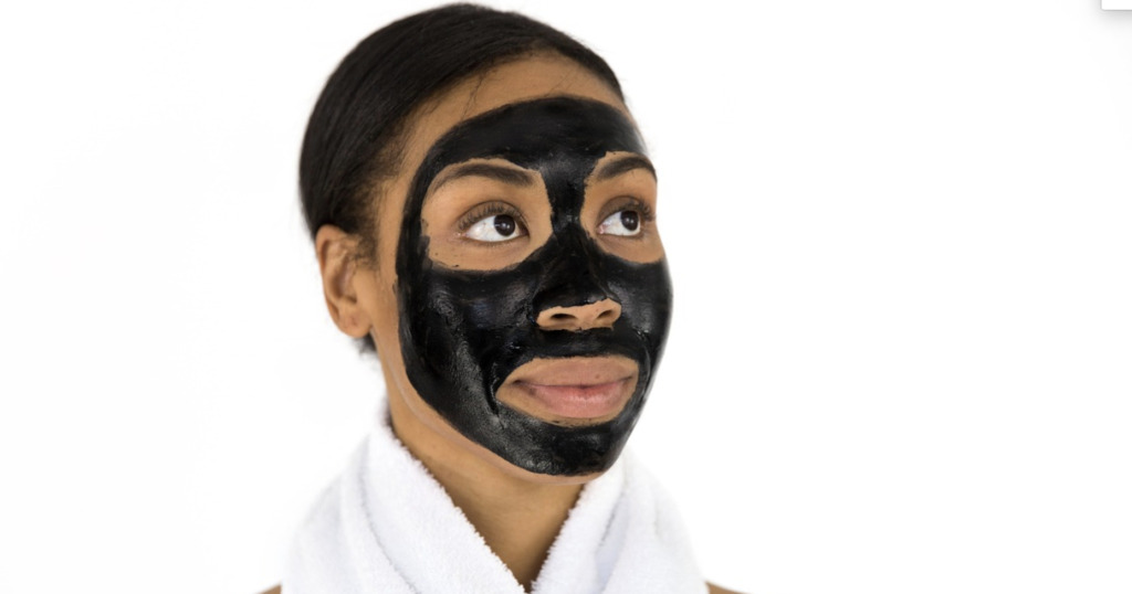 CBDフェイスマスクをする女性